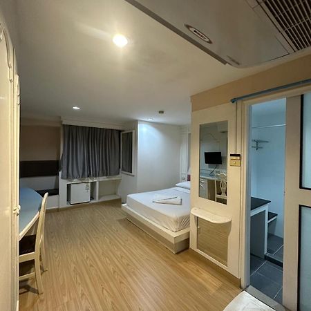 Royal Garden Home Hotel Бангкок Екстер'єр фото