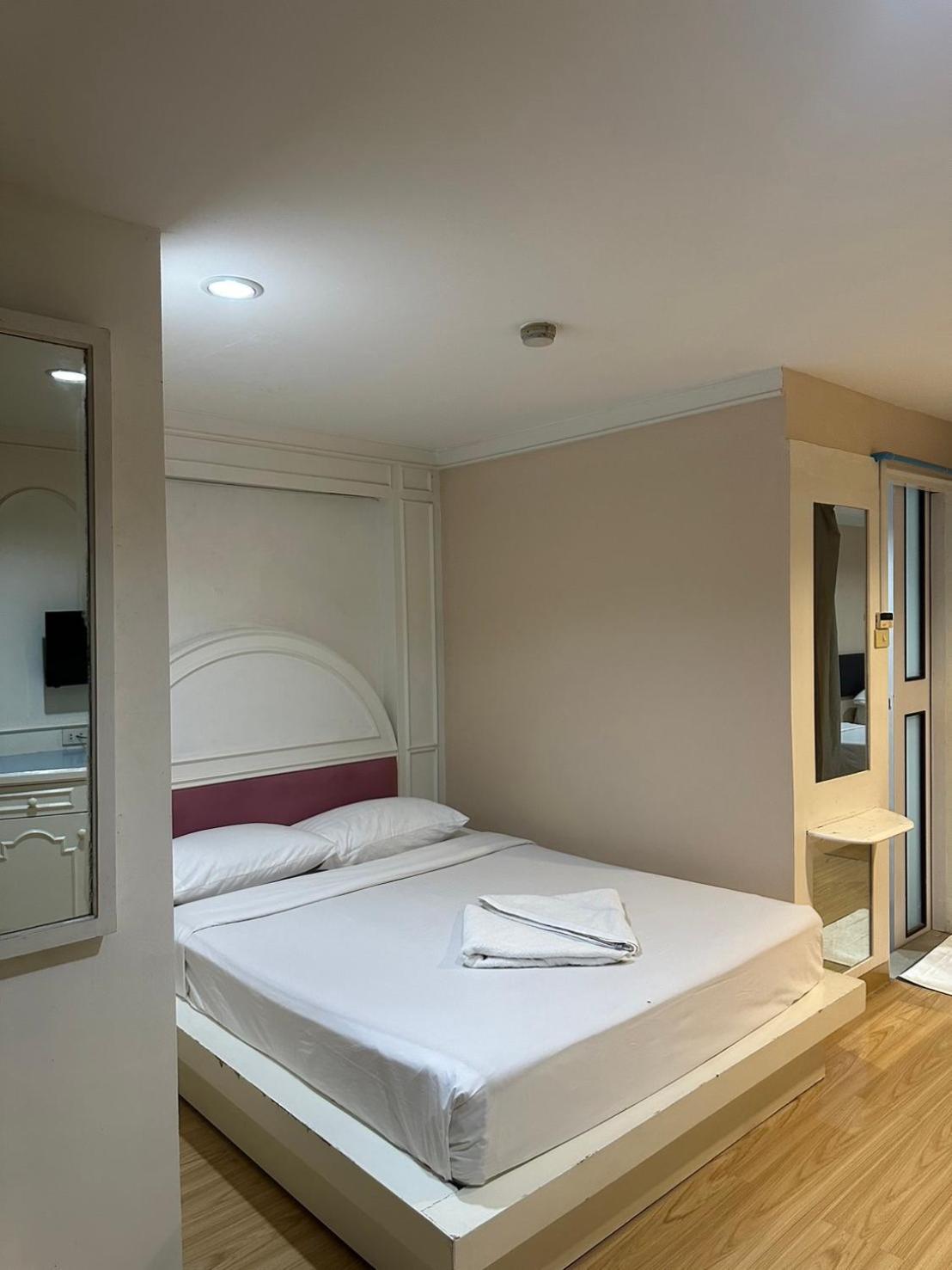Royal Garden Home Hotel Бангкок Екстер'єр фото